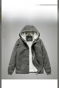 Détail de la veste d'hiver gris-vert avec doublure polaire chaude et capuche à cordon
