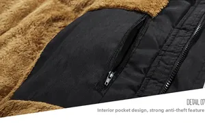 Detailansicht der Winterjacke mit dickem braunem Fleecefutter und Reißverschluss-Innentasche
