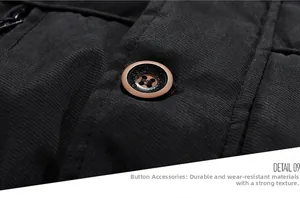 Detailansicht klassischer dunkelbrauner Knöpfe und Twill-Gewebe an einem Herren-Wintermantel