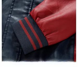 Dettaglio dei polsini elastici a coste con strisce rosse su giacca in pelle blu