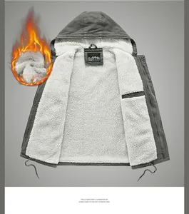 Détail de la doublure en laine d'agneau blanche d'une veste d'hiver grise pour homme
