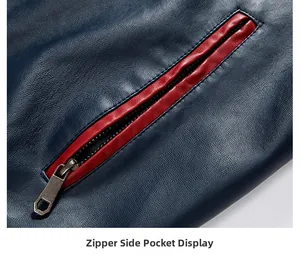 Dettaglio della tasca con cerniera laterale e finiture in pelle rossa sulla giacca blu uomo