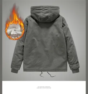 Détail d'une veste d'hiver grise à capuche avec doublure épaisse en polaire sherpa blanche