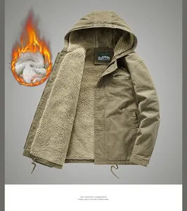 Gros plan sur la veste cargo vert olive avec doublure épaisse en polaire sherpa pour l'hiver