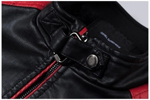 Detail am Stehkragen der schwarzen Kunstlederjacke mit roten Nähten und Metalldruckknopf