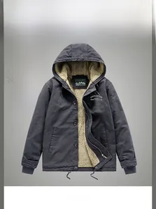 Détail de la veste d'hiver marine pour homme avec doublure en laine d'agneau et capuche