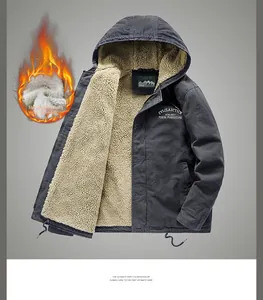 Détail de la parka d'hiver gris foncé avec doublure en polaire sherpa et capuche