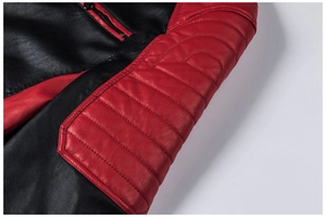 Detailansicht der rot-schwarzen Bikerjacke mit gesteppten Ärmeln und Reißverschluss-Struktur