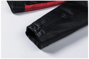 Detail einer Vintage Motorrad Lederjacke mit rot gestreiften Ärmeln und Metallreißverschlüssen