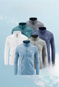 Détail du tissu en soie glacée léger et respirant sur les vestes de protection solaire
