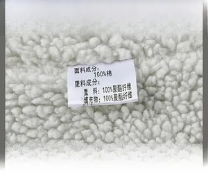 Détail macro de la texture en polaire et étiquette de composition de la matière
