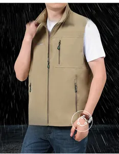 Détail du gilet outdoor kaki montrant le tissu coupe-vent, imperméable et respirant