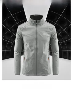 Détail de la veste légère grise avec poches zippées et logo imprimé sur la poitrine