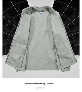 Détail de la doublure de la veste de protection solaire grise avec poche intérieure