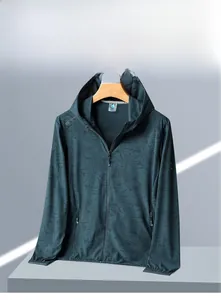 Dettaglio giacca leggera anti-UV con motivo a foglie tropicali verde scuro