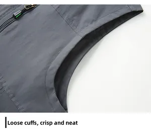 Détail des emmanchures larges et des coutures robustes sur le gilet de plein air gris