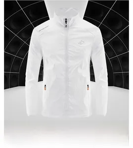 Détail d'une veste de protection solaire blanche avec fermeture éclair orange