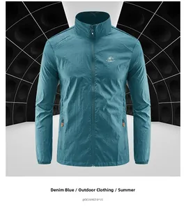 Détail de la veste de protection solaire bleu denim en soie glacée avec col montant