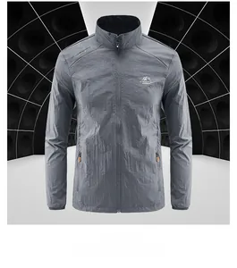 Détail de la veste de protection solaire en soie glacée grise avec fermeture éclair orange