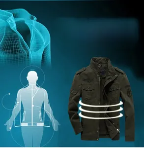 Detalle de chaqueta militar de algodón mostrando corte táctico 3D y tejido verde militar