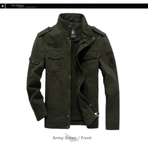 Detalle de parches bordados y tejido de algodón en la chaqueta de estilo militar