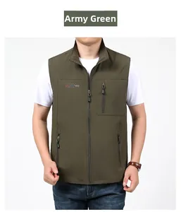 Détail du gilet extérieur vert armée avec poches zippées et logo brodé sur la poitrine