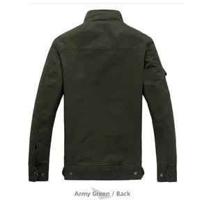 Vista trasera de la chaqueta militar de algodón verde ejército con cuello alto y correas
