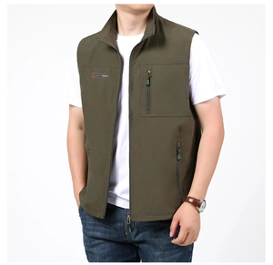 Vue détaillée du col montant et du logo brodé sur ce gilet d'extérieur fonctionnel vert