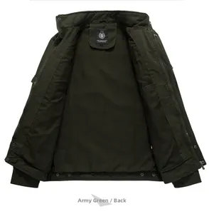 Detalle del cuello de la chaqueta de algodón verde militar con cremallera y etiqueta interior