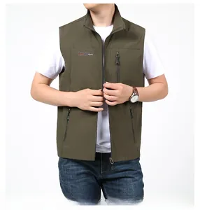 Détail de la veste outdoor vert olive montrant les poches zippées et le col montant