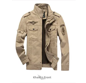 Detalle de chaqueta táctica militar en algodón caqui con bordados y bolsillos cargo