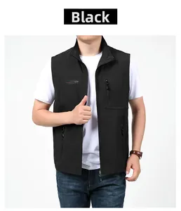 Détail du gilet à séchage rapide multi-poches avec fermeture éclair et broderie poitrine