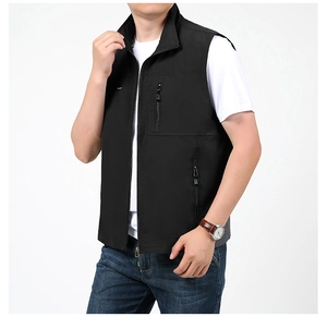 Détail du gilet de pêche noir avec col montant et poches zippées fonctionnelles