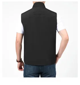 Détail de la vue arrière du gilet de pêche noir avec coutures et boucle décorative