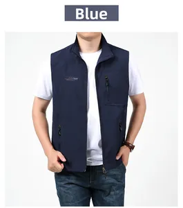 Détails du gilet d'extérieur bleu foncé avec logo brodé et poches zippées pratiques