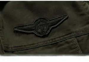 Primer plano de chaqueta de algodón militar oliva con parche bordado de alta calidad