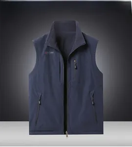 Détail du gilet d'extérieur bleu avec col montant, zip frontal et texture de doublure polaire