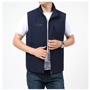 Détail du gilet bleu marine à séchage rapide avec col montant et texte brodé sur la poitrine