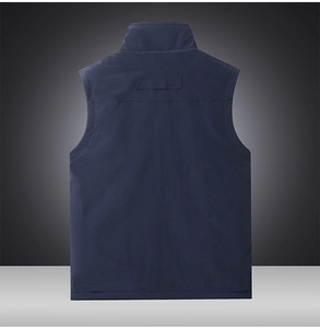 Vue arrière d'un gilet réversible bleu marine pour homme avec col montant et tissu coupe-vent