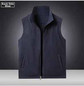 Détail du gilet réversible en polaire bleu foncé avec fermeture éclair et poches