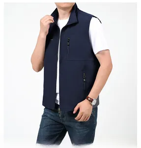 Détail du gilet utilitaire bleu marine avec poches zippées et col montant pour homme