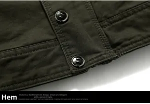 Detalle del dobladillo de algodón verde oliva oscuro con botón de metal negro y costuras paralelas