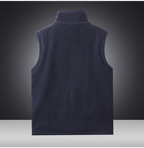 Vue arrière d'un gilet en polaire bleu foncé avec col montant et texture polaire chaude
