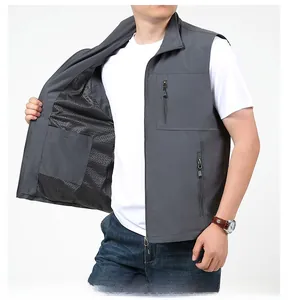 Détail du gilet extérieur avec doublure en mesh noir respirant et poches zippées