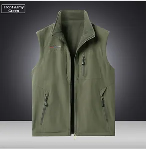 Détail du gilet extérieur vert armée avec doublure polaire et trois poches zippées