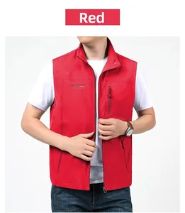 Détail du gilet rouge d'extérieur avec col montant et poches zippées fonctionnelles