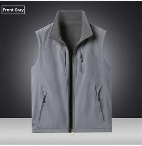 Détail du gilet en polaire grise avec col montant, poches zippées et broderie fine