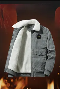 Detail der grauen Cordjacke mit warmem weißem Lammfellfutter und Top-Rundlogo