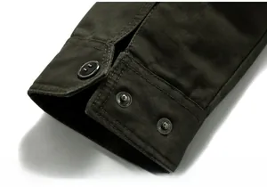 Detalle de la manga de chaqueta de algodón verde oliva con botones de presión y costuras