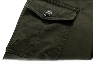 Detalle del bolsillo de la chaqueta de algodón verde con botón y doble costura